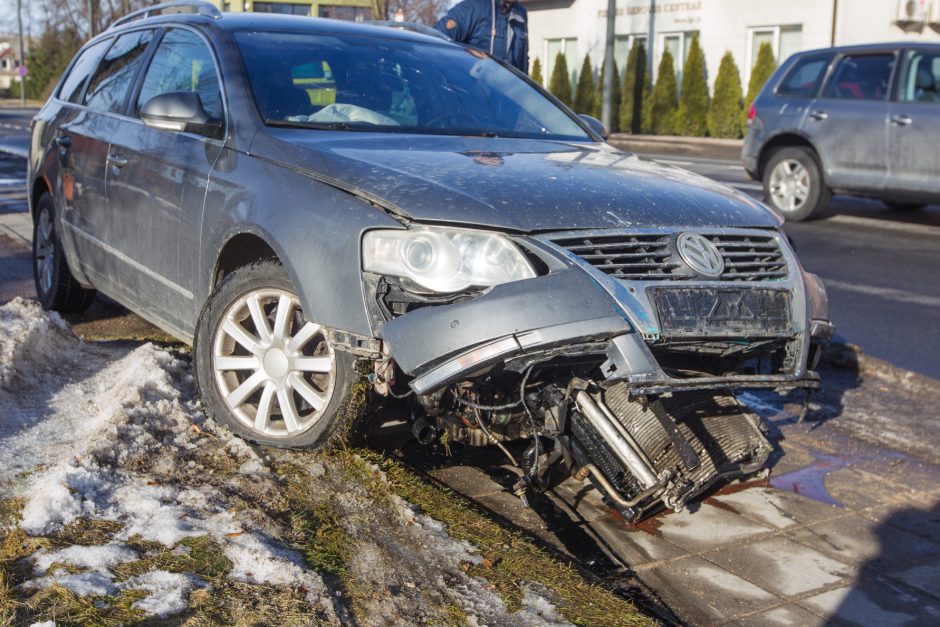 Per avariją Žaliakalnyje „Volkswagen“ rėžėsi į kioską