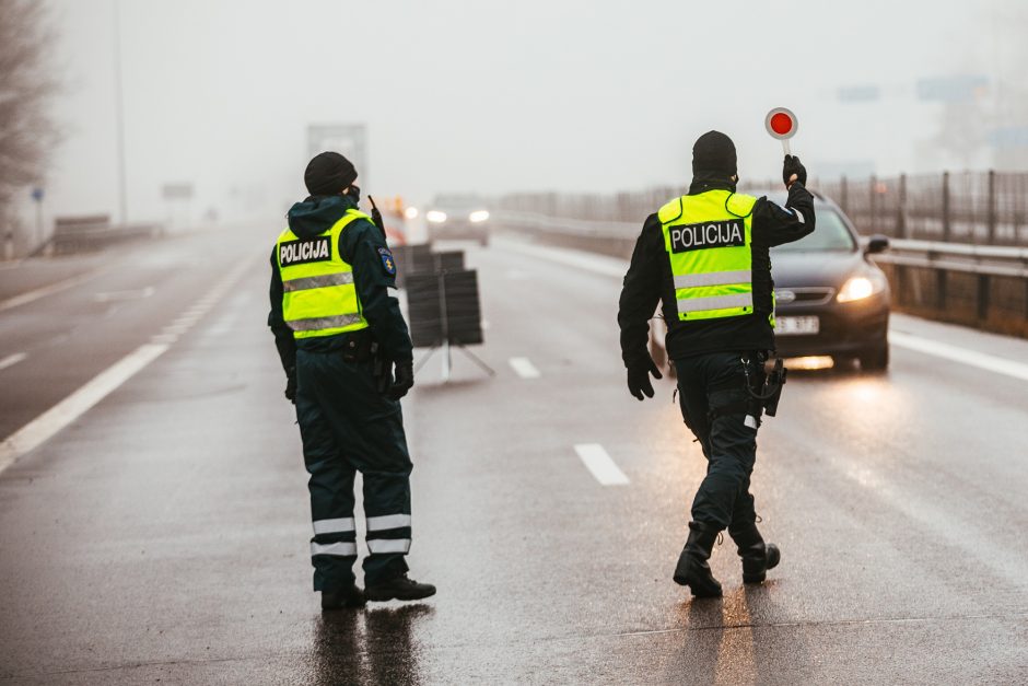 Vairuotojas automobiliu kliudė du policijos pareigūnus ir pasišalino