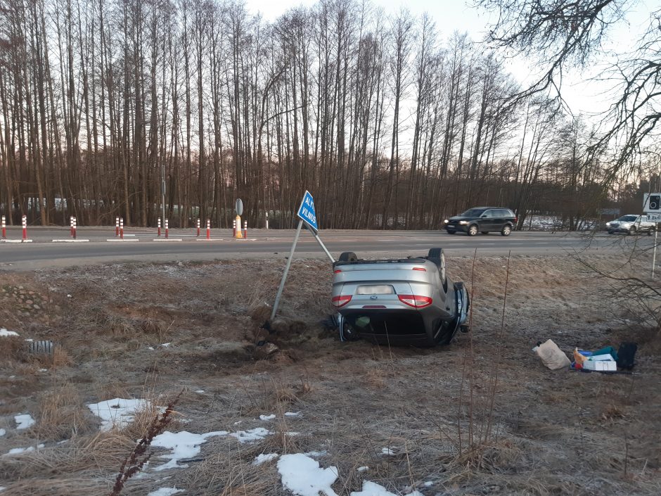 Alytaus rajone penki baltarusiai nuvažiavo nuo kelio ir apsivertė