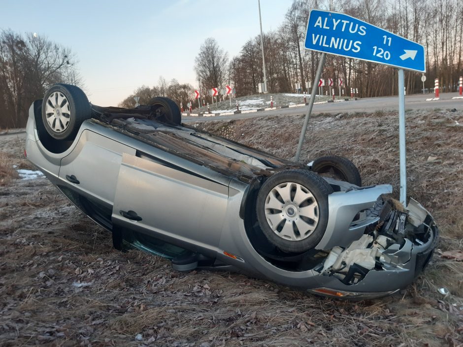 Alytaus rajone penki baltarusiai nuvažiavo nuo kelio ir apsivertė