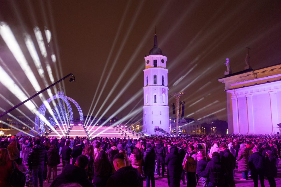 Vilnius įžiebė natūralią Kalėdų eglę: Katedros aikštėje – milžiniškas eglutės žaisliukas