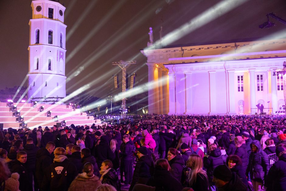 Vilnius įžiebė natūralią Kalėdų eglę: Katedros aikštėje – milžiniškas eglutės žaisliukas