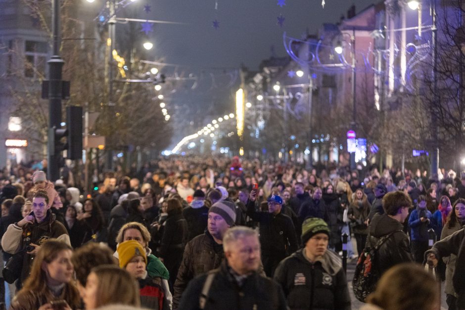 Vilnius įžiebė natūralią Kalėdų eglę: Katedros aikštėje – milžiniškas eglutės žaisliukas