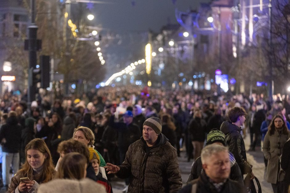 Vilnius įžiebė natūralią Kalėdų eglę: Katedros aikštėje – milžiniškas eglutės žaisliukas