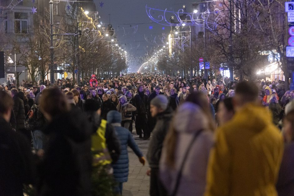 Vilnius įžiebė natūralią Kalėdų eglę: Katedros aikštėje – milžiniškas eglutės žaisliukas