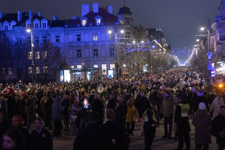 Vilnius įžiebė natūralią Kalėdų eglę: Katedros aikštėje – milžiniškas eglutės žaisliukas