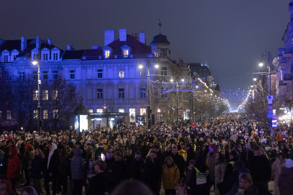 Vilnius įžiebė natūralią Kalėdų eglę: Katedros aikštėje – milžiniškas eglutės žaisliukas