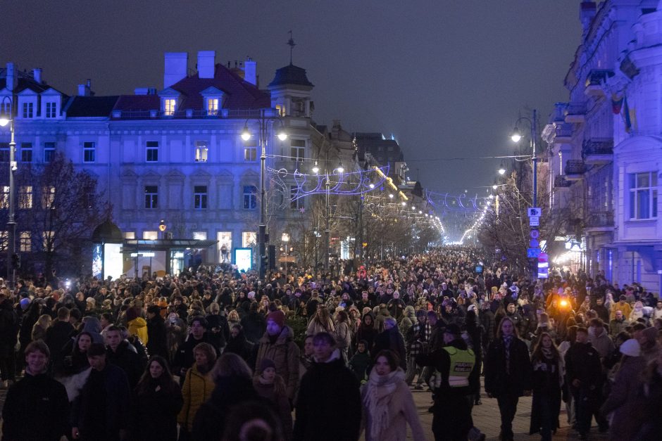 Vilnius įžiebė natūralią Kalėdų eglę: Katedros aikštėje – milžiniškas eglutės žaisliukas