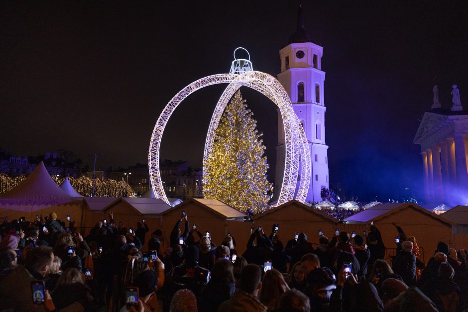 Vilnius įžiebė natūralią Kalėdų eglę: Katedros aikštėje – milžiniškas eglutės žaisliukas