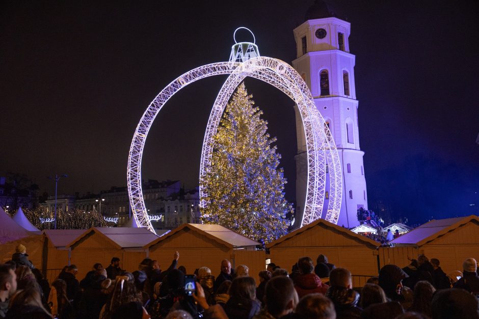 Vilnius įžiebė natūralią Kalėdų eglę: Katedros aikštėje – milžiniškas eglutės žaisliukas