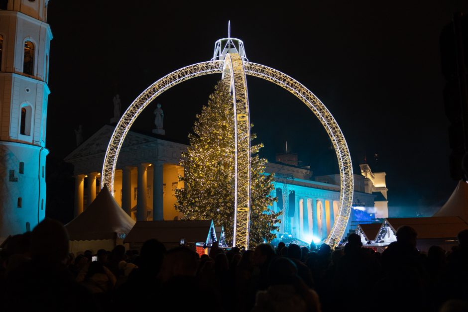 Vilnius įžiebė natūralią Kalėdų eglę: Katedros aikštėje – milžiniškas eglutės žaisliukas