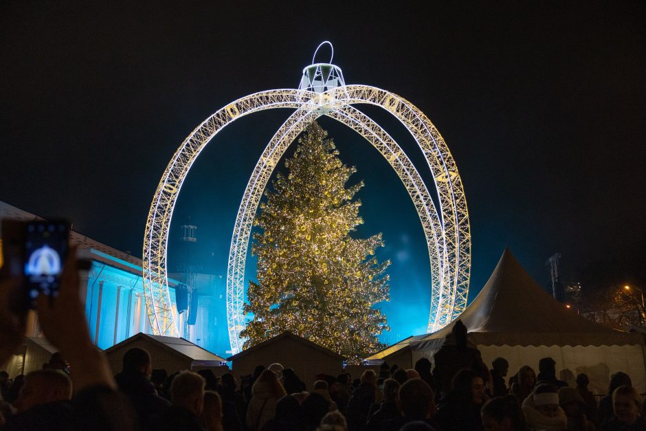 Vilnius įžiebė natūralią Kalėdų eglę: Katedros aikštėje – milžiniškas eglutės žaisliukas