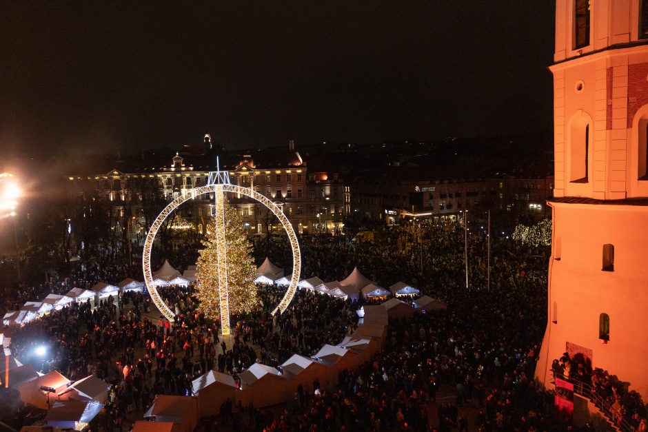 Vilnius įžiebė natūralią Kalėdų eglę: Katedros aikštėje – milžiniškas eglutės žaisliukas