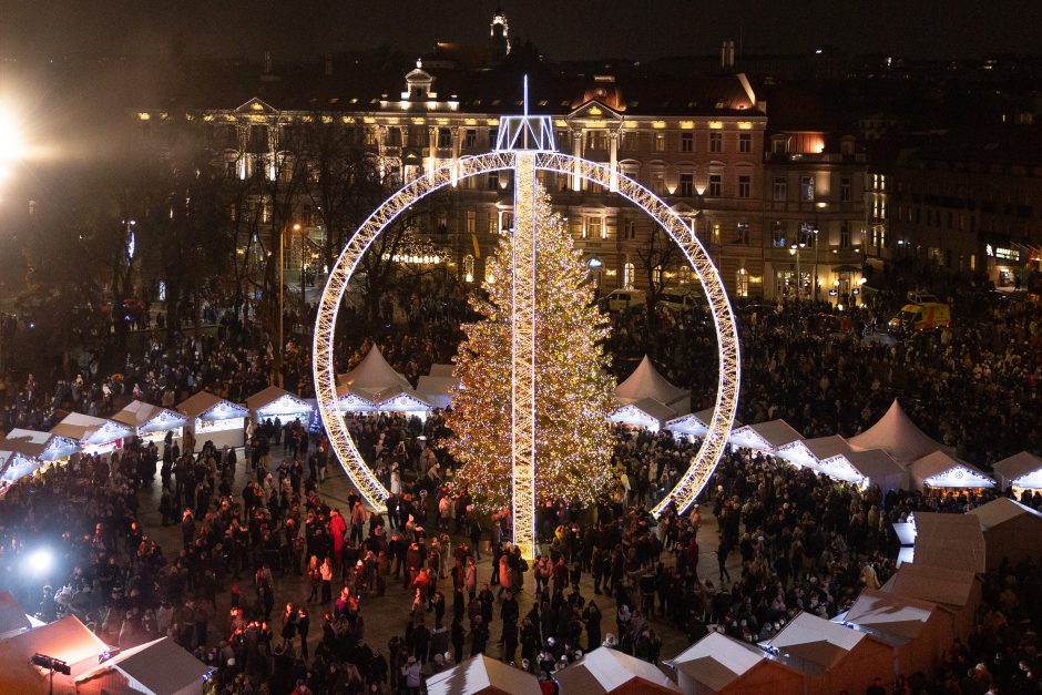 Vilnius įžiebė natūralią Kalėdų eglę: Katedros aikštėje – milžiniškas eglutės žaisliukas