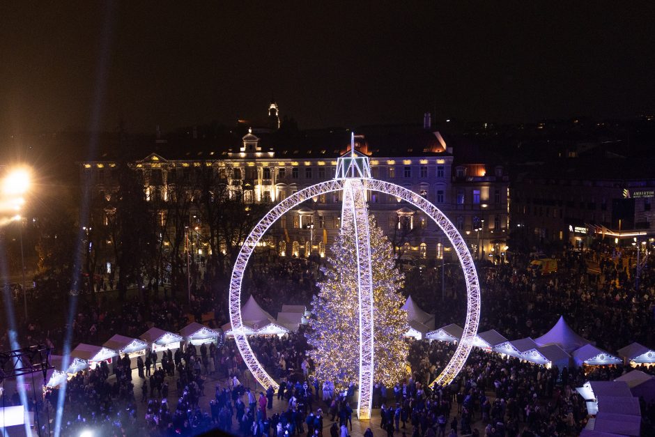 Vilnius įžiebė natūralią Kalėdų eglę: Katedros aikštėje – milžiniškas eglutės žaisliukas