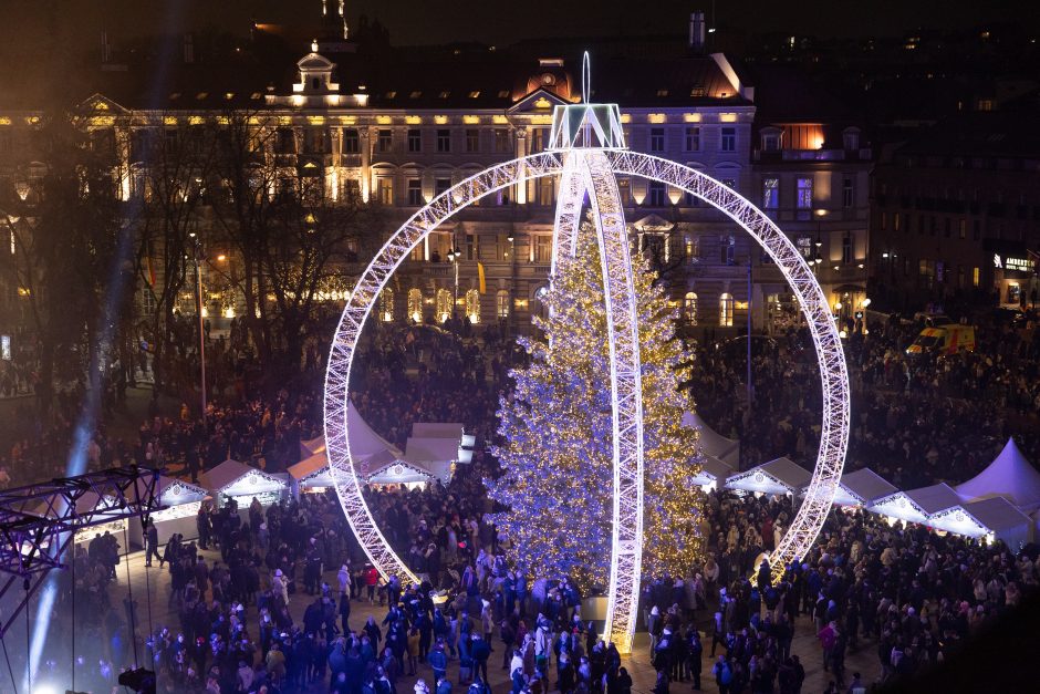 Vilnius įžiebė natūralią Kalėdų eglę: Katedros aikštėje – milžiniškas eglutės žaisliukas