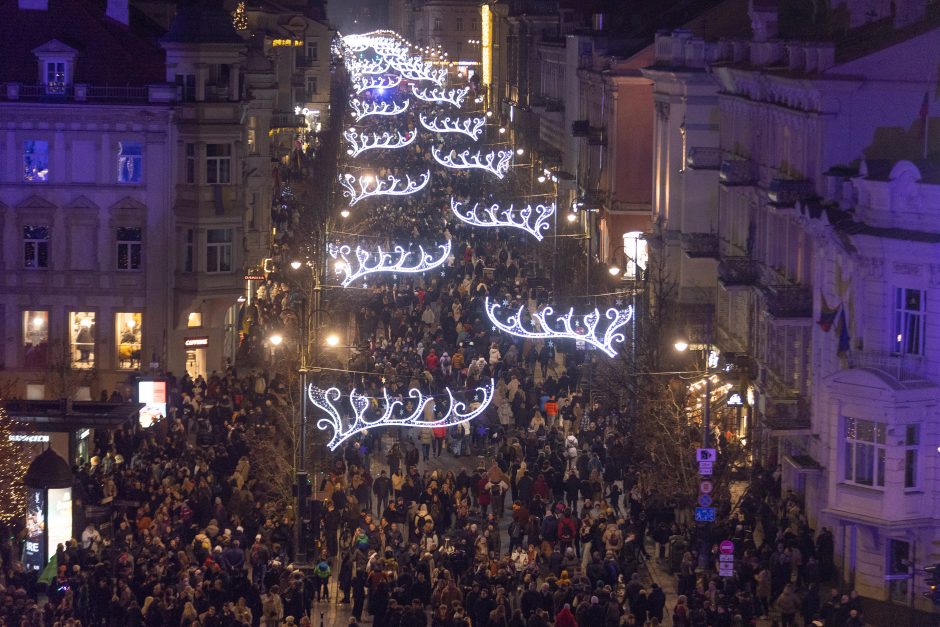 Vilnius įžiebė natūralią Kalėdų eglę: Katedros aikštėje – milžiniškas eglutės žaisliukas