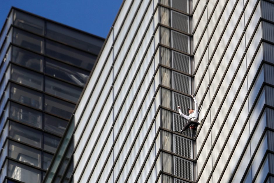 „Žmogaus voro“ kopimas į dangoraižį paralyžiavo Londono Sitį