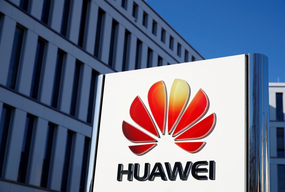 Britanija nustatė „Huawei“ įrangos keliamų „naujų pavojų“ 