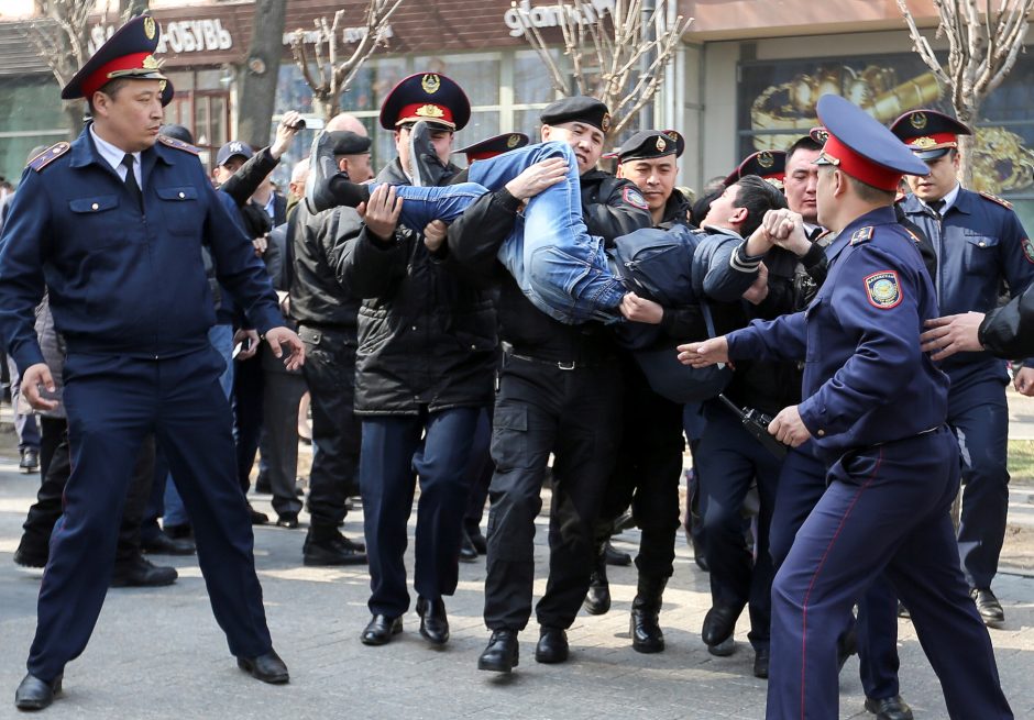 Kazachstane per protestus sulaikyti per 20 žmonių