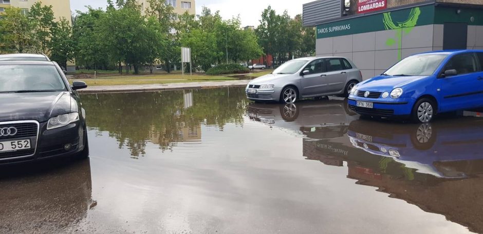 Smarki liūtis Panevėžyje: užlietos gatvės, skęstantys automobiliai