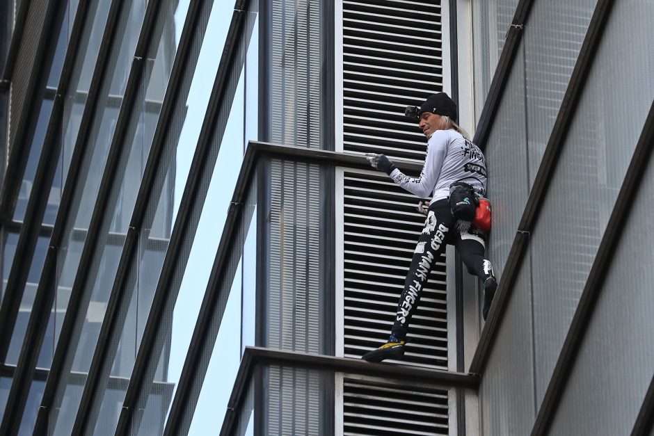 „Žmogaus voro“ kopimas į dangoraižį paralyžiavo Londono Sitį