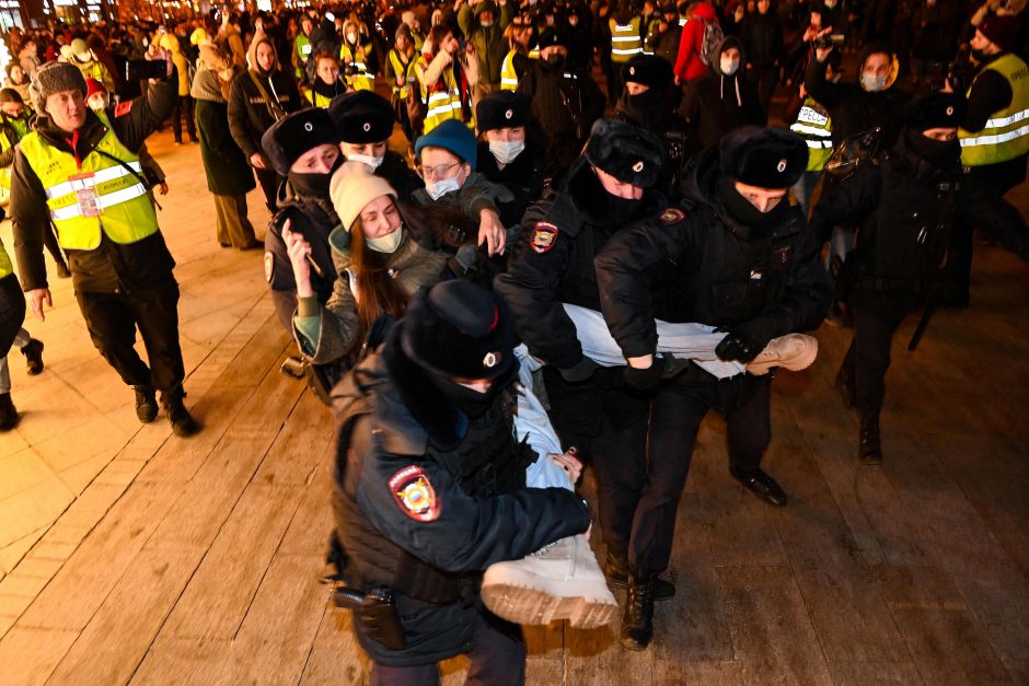 Rusijoje per protestus prieš karą su Ukraina sulaikyta daugiau nei 700 žmonių