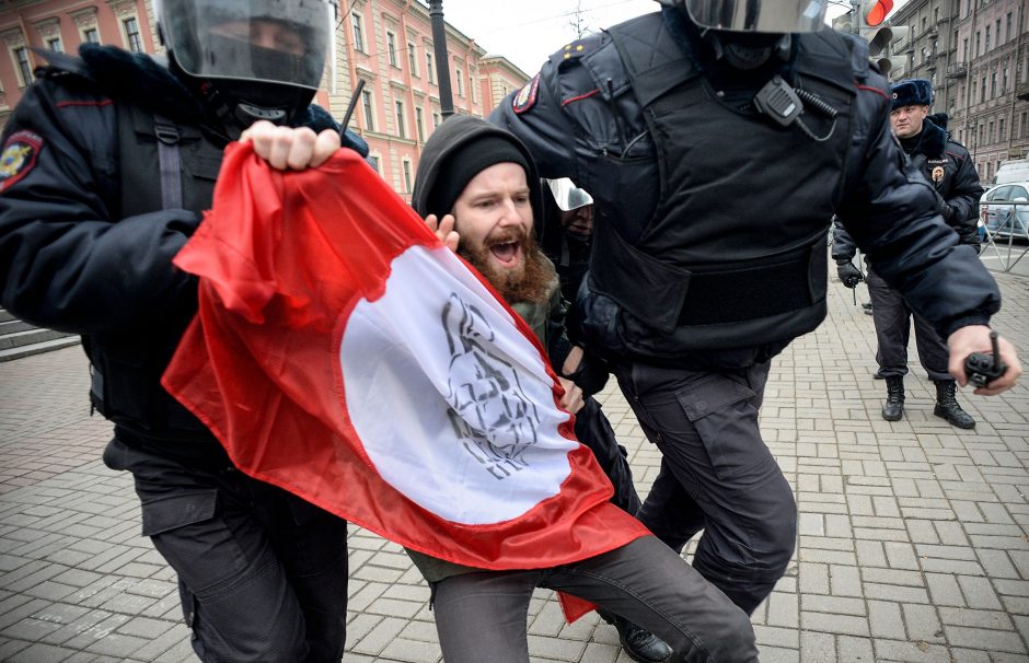 Prieš V. Putiną protestavę demonstrantai nuteisti mėnesiui kalėjimo