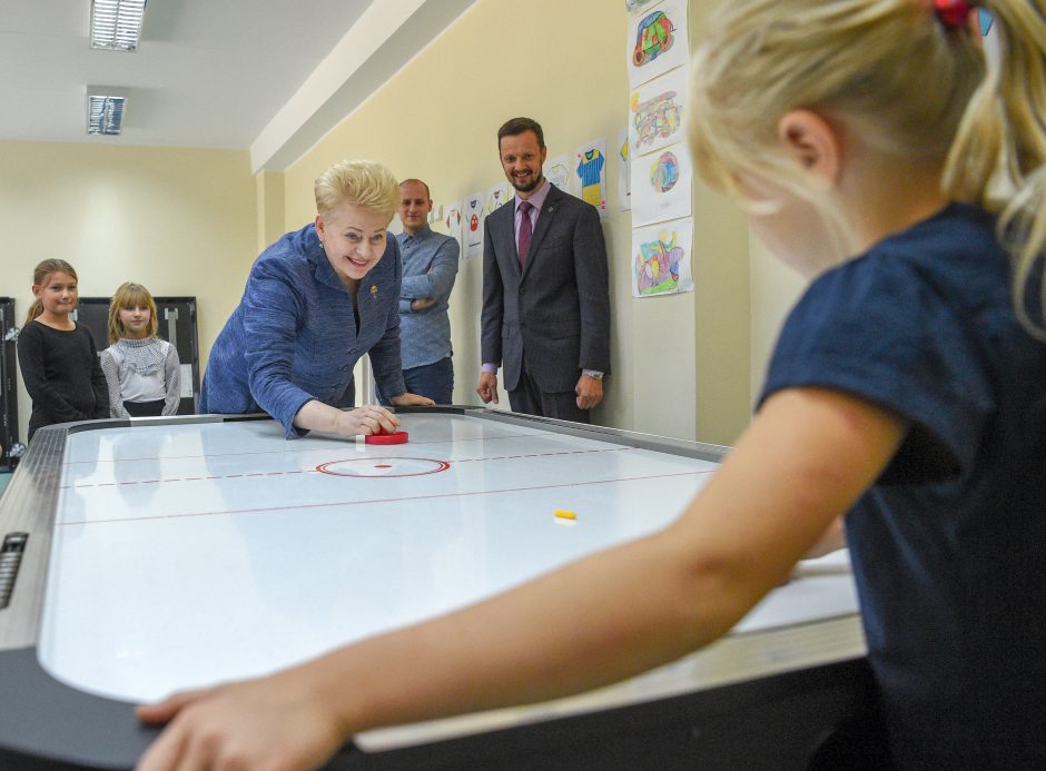 Vaikų stovyklą aplankiusi prezidentė dėkoja socialiai atsakingam verslui