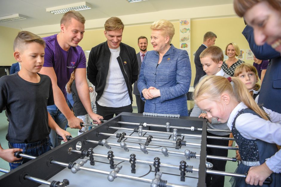 Vaikų stovyklą aplankiusi prezidentė dėkoja socialiai atsakingam verslui