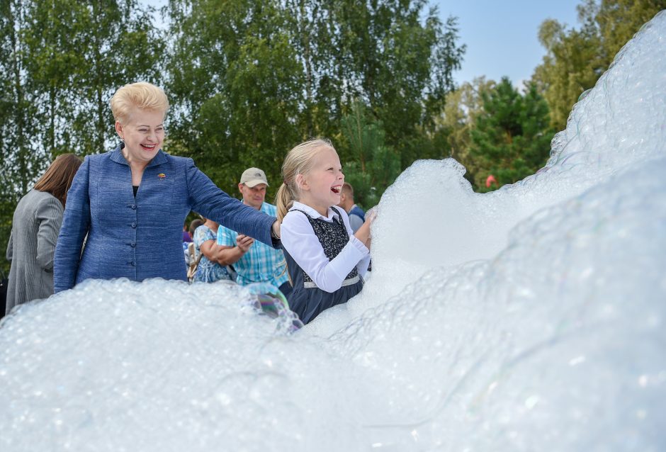 Vaikų stovyklą aplankiusi prezidentė dėkoja socialiai atsakingam verslui