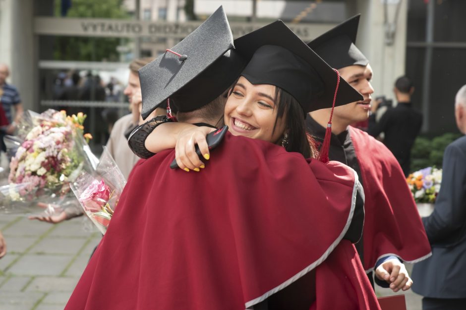 VDU absolventams gyvoje ceremonijoje buvo įteikti diplomai