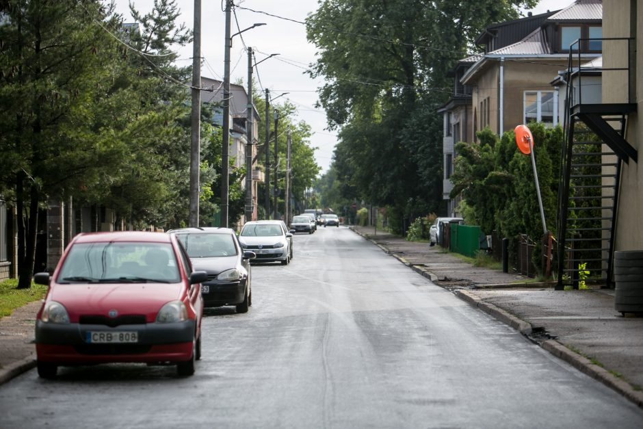 Nesusipratimas: asfaltu užkimšo lietaus kanalizacijos latakus