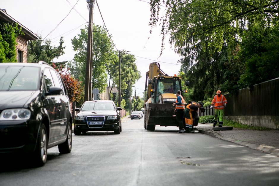 Nesusipratimas: asfaltu užkimšo lietaus kanalizacijos latakus