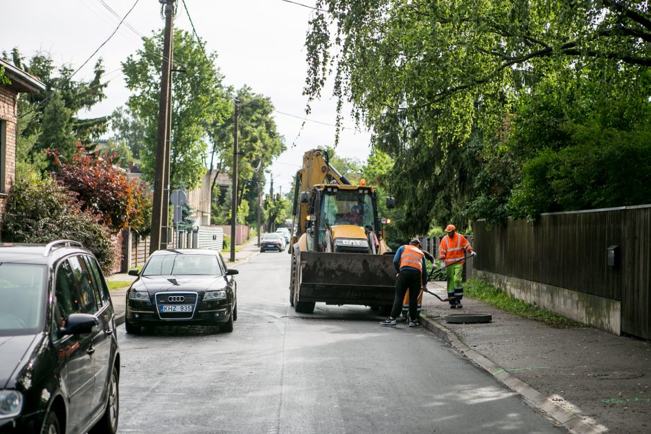 Nesusipratimas: asfaltu užkimšo lietaus kanalizacijos latakus