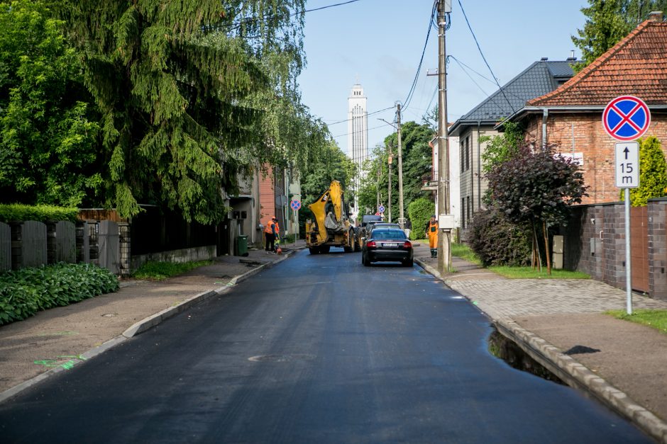 Nesusipratimas: asfaltu užkimšo lietaus kanalizacijos latakus