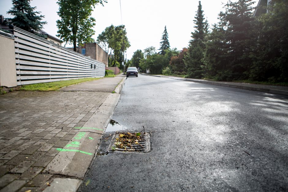 Nesusipratimas: asfaltu užkimšo lietaus kanalizacijos latakus