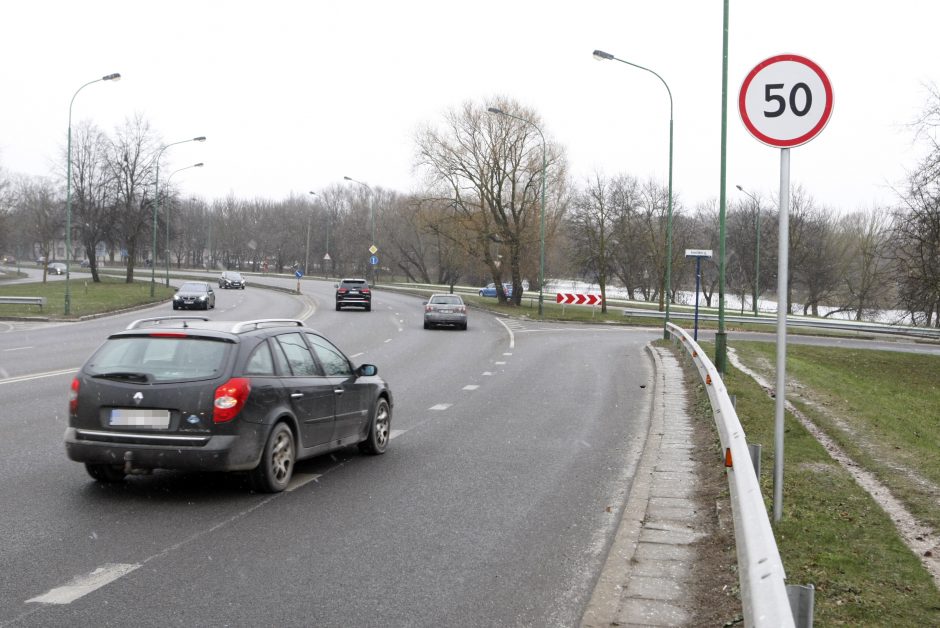 Pribloškė pranešimas apie pažeidimą: garaže stovėjusi priekaba viršijo greitį už 240 kilometrų