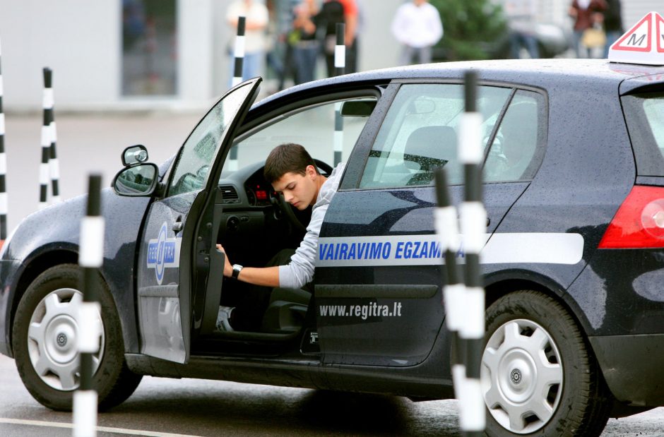 Saugumo sistemos automobiliuose vairuotojo nepakeičia