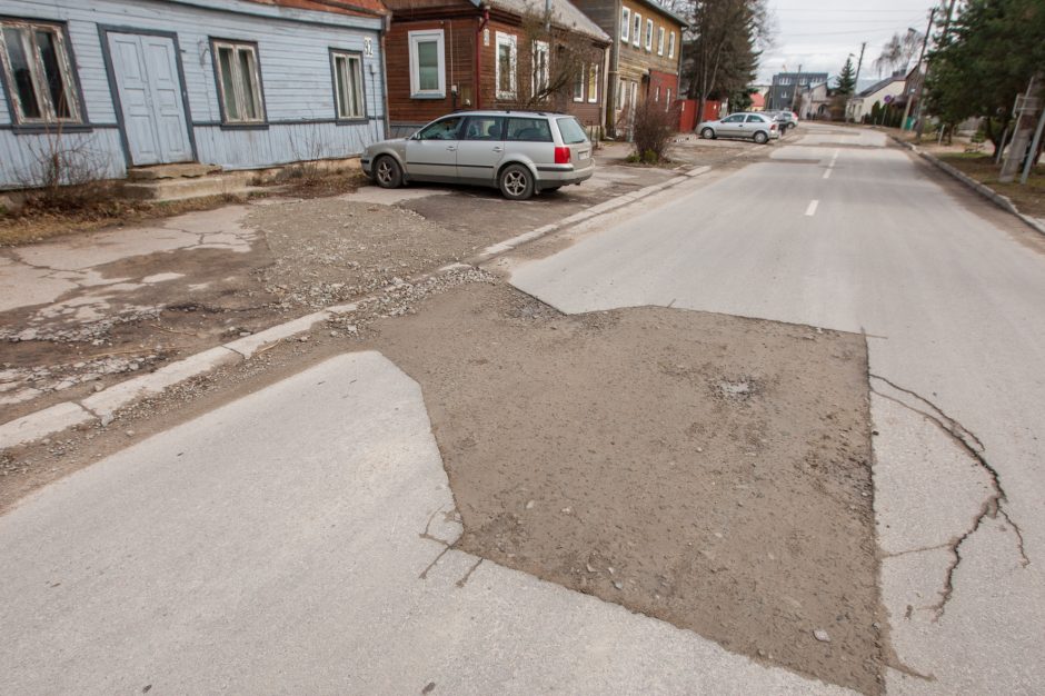 Kauniečiai toliau kovoja dėl sugadintos gatvės dangos: nustokite tyčiotis