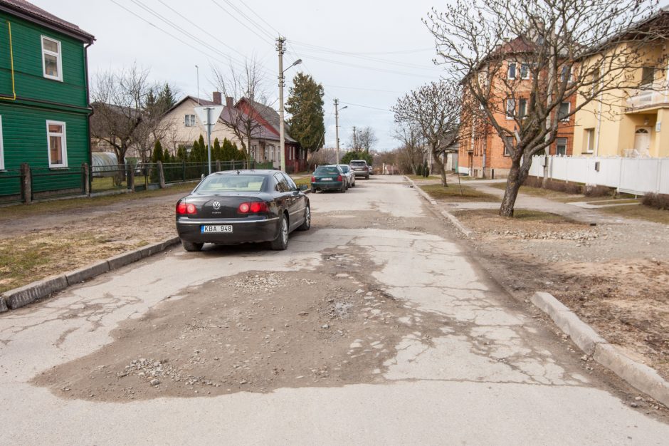 Kauniečiai toliau kovoja dėl sugadintos gatvės dangos: nustokite tyčiotis