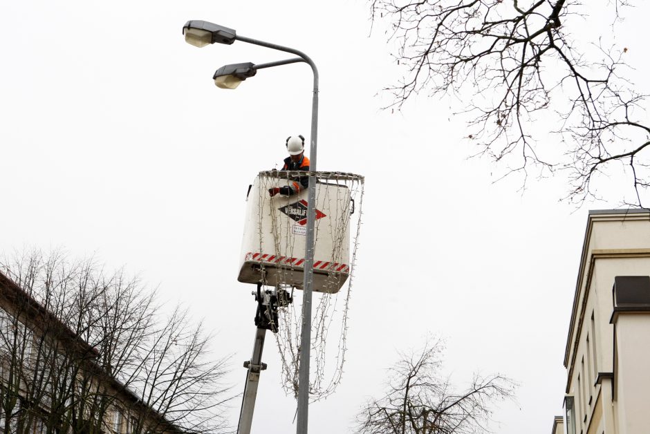 Klaipėda ruošiasi šventėms: pradėtos kabinti kalėdinės dekoracijos