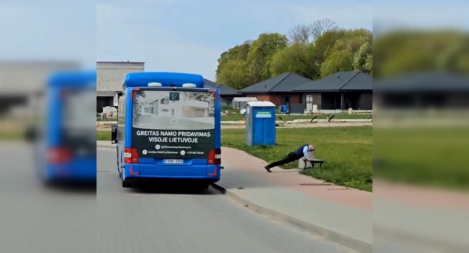 Nustebino autobuso vairuotojo mankšta stotelėje: tikras pavyzdys kitiems