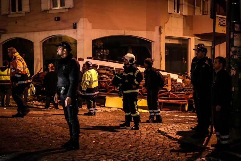 Lisabonoje tramvajui nuriedėjus nuo bėgių nukentėjo beveik 30 žmonių