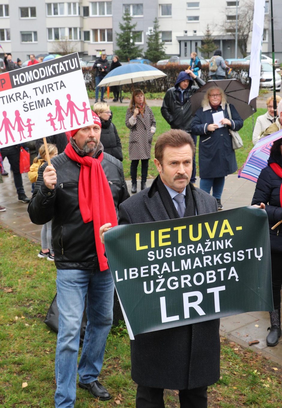 Prie LRT susirinko mitinguotojai: piktinasi reportažu apie homoseksualius tėčius