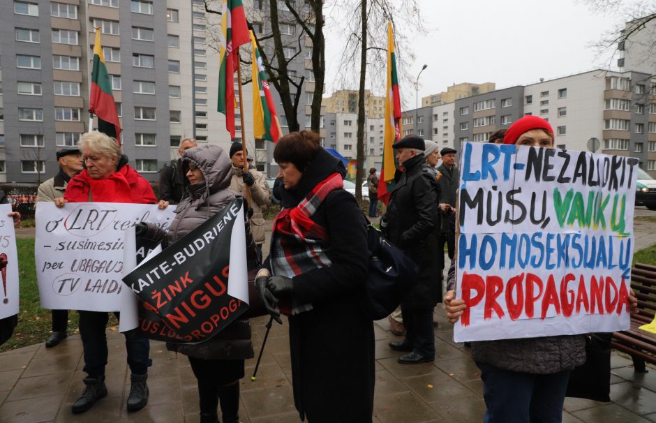 Prie LRT susirinko mitinguotojai: piktinasi reportažu apie homoseksualius tėčius