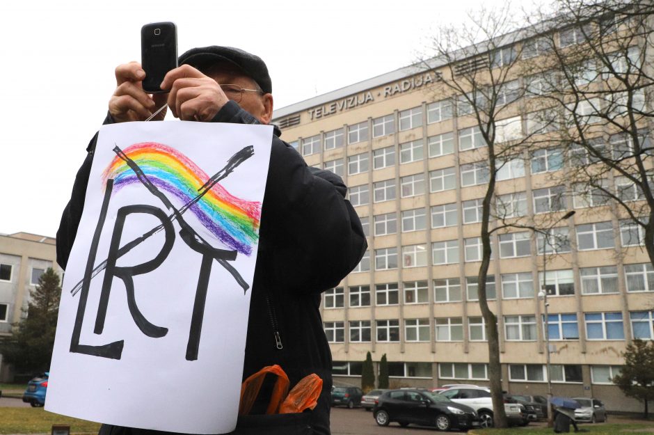 Prie LRT susirinko mitinguotojai: piktinasi reportažu apie homoseksualius tėčius