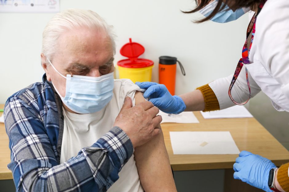 Senjorai nuo koronaviruso skiepijami nuo mokytojų likusia vakcina
