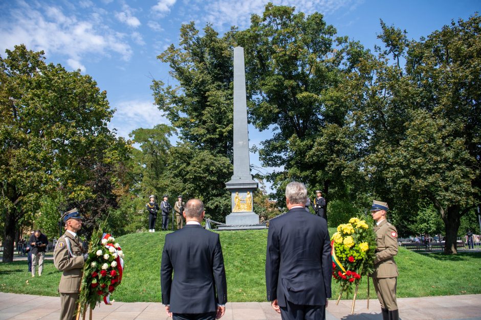 Lenkijos ir Lietuvos prezidentai padėjo vainikus prie paminklo Liublino unijai