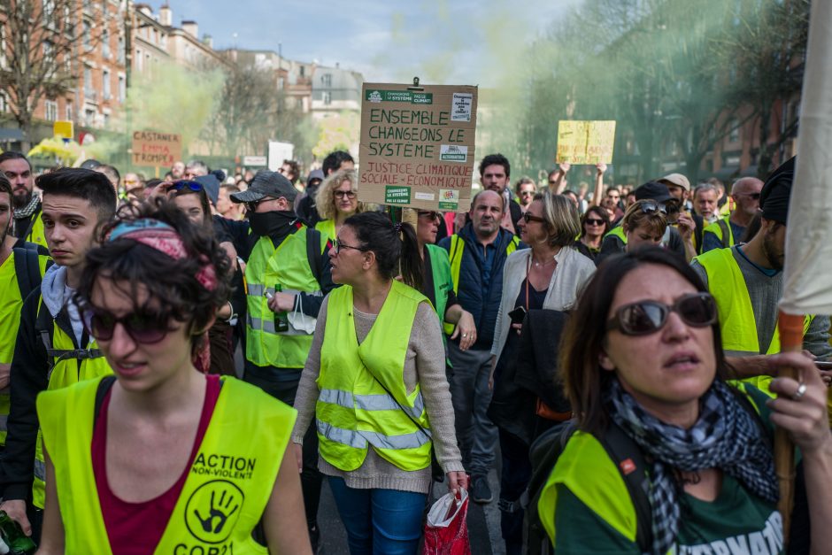 „Geltonosioms liemenėms“ uždrausta protestuoti Eliziejaus laukuose